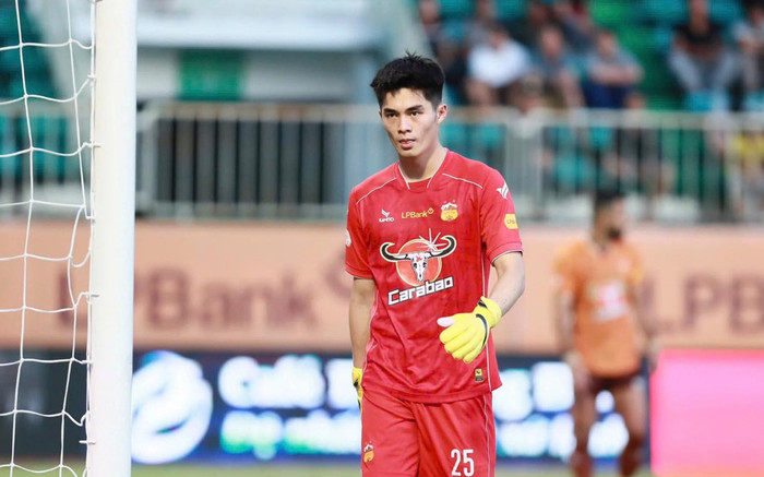 Chiều cao khủng và tài năng của sao trẻ HAGL thay thủ môn Bùi Tiến Dũng Ảnh 2