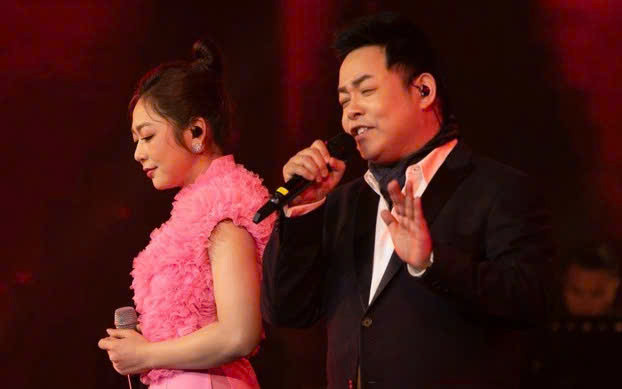 Cặp đôi đứng chung với nhau nhiều sân khấu.