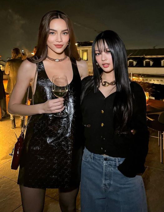 Hanni và Hồ Ngọc Hà trong một sự kiện.