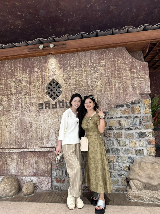 Vợ Quang Hải cho mẹ chồng U60 lên sóng, nhan sắc ngỡ ngàng Ảnh 3