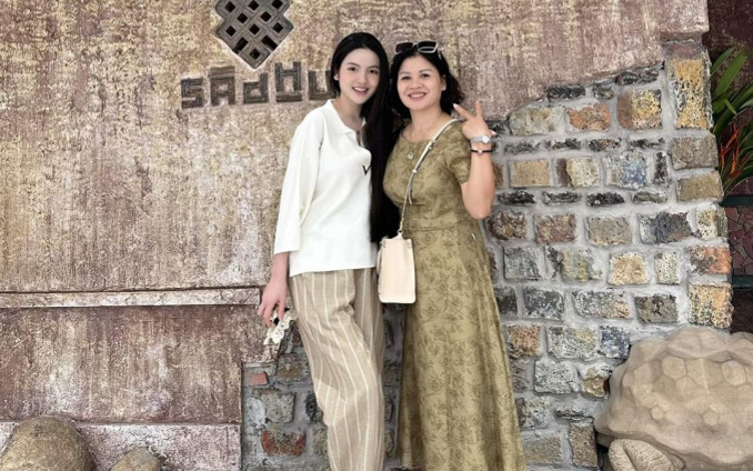 Vợ Quang Hải cho mẹ chồng U60 lên sóng, nhan sắc ngỡ ngàng Ảnh 2