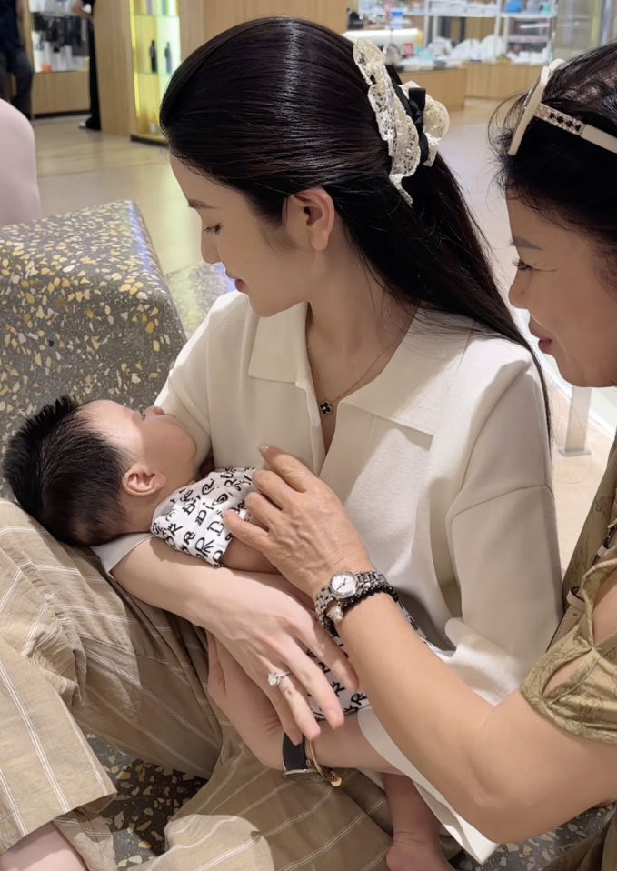 Cô nàng rất được lòng mẹ chồng.