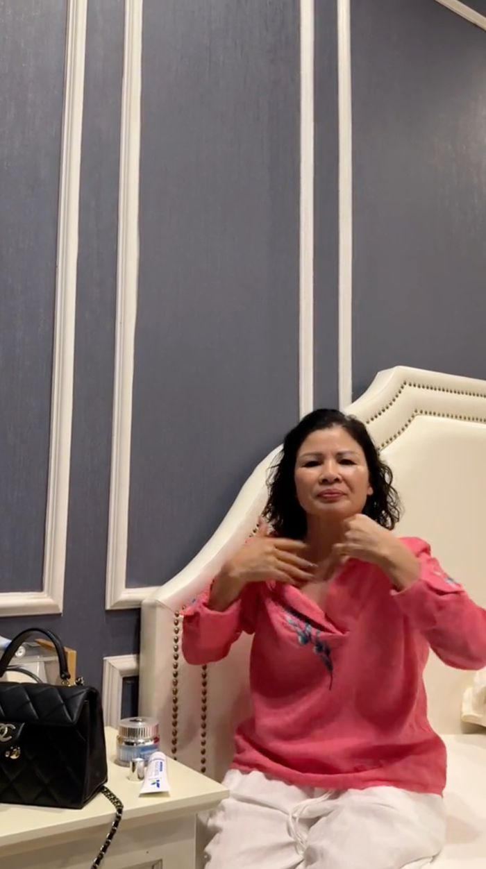 Vợ Quang Hải 'flex' mẹ chồng trẻ trung dù U60.