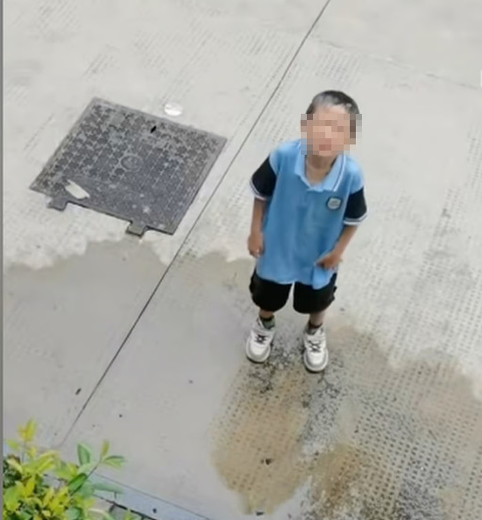 Bà mẹ trên lầu liên tục đổ nước vào con trai, câu chuyện đằng sau khiến nhiều người suy ngẫm Ảnh 2