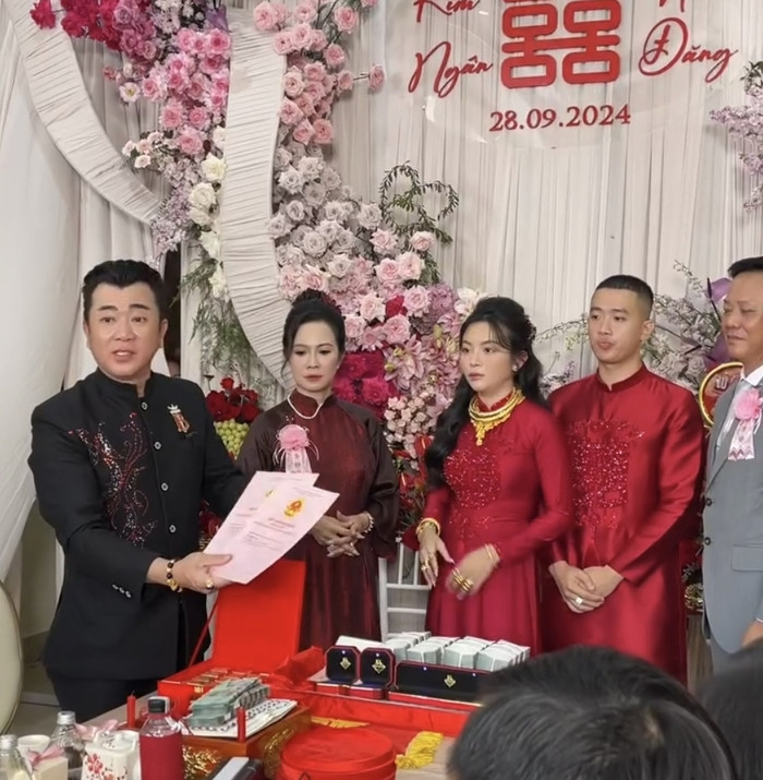 Cô dâu nhận của hồi môn khủng (Ảnh cắt từ video).