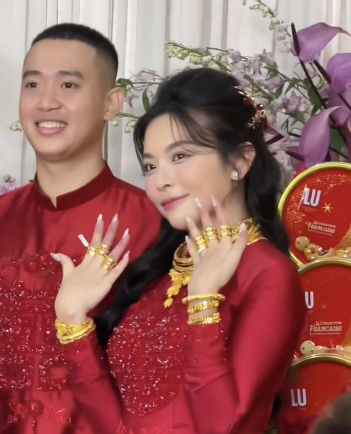 Cặp đôi rạng rỡ nhận quà cưới từ bố mẹ. (Ảnh cắt từ video)