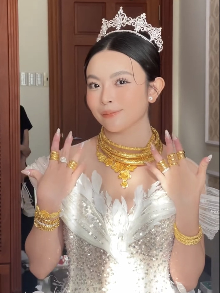 Cô dâu sở hữu nhan sắc xinh đẹp. (Ảnh cắt từ video).