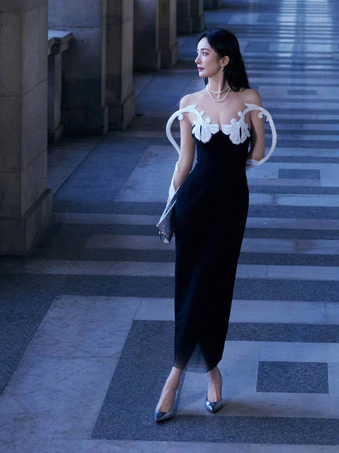 Phần giày cao gót mũi nhọn giúp tỉ lệ cơ thể của nữ diễn viên trở nên thon gọn thấy rõ. Để duy trì được số đo hoàn hảo, Dương Mịch luôn chắt lọc kỹ lưỡng các loại thực phẩm khi nạp vào cơ thể. 