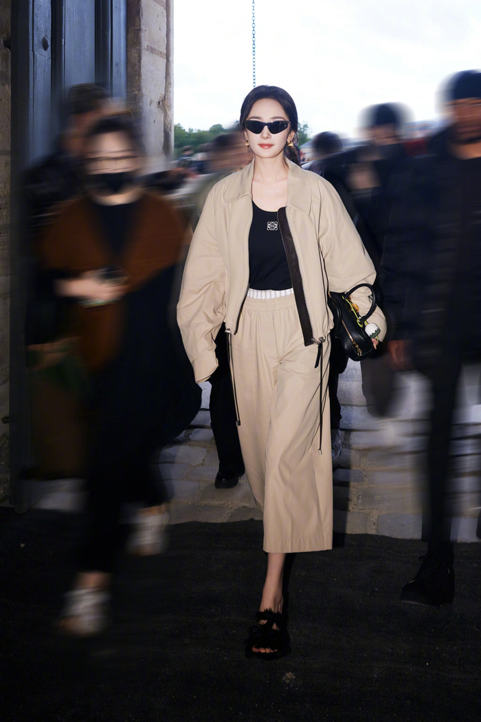 Trong khi, ngày đầu tiên xuất hiện ở show diễn LOEWE với tư cách đại sứ toàn cầu, Dương Mịch lại gây thất vọng với bộ cánh có phần tầm thường hơn hẳn. Chiếc quần ngắn được kéo cao hơn rốn khiến tỉ lệ cơ thể của nữ diễn viên bị ngắn lại. Mẫu áo khoác bomber đi kèm áo tanktop không tạo được bất kỳ điểm nhấn cho cô ở show diễn này. 