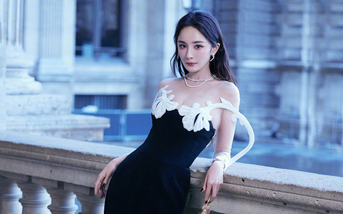 Nghịch lý ăn mặc của Dương Mịch ở Paris Fashion Week Ảnh 2