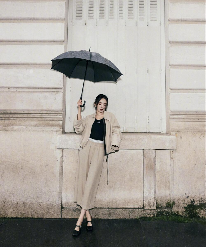 Nhiều người chê bai phong cách ăn mặc của Dương Mịch ở LOEWE show quá đơn giản, thiếu điểm nhấn, trong khi cô lại là đại sứ toàn cầu của thương hiệu. Còn ở show diễn khác, người đẹp chỉ dự với tư cách khách mời thông thường nhưng lại tỏa sáng đến bất ngờ. 