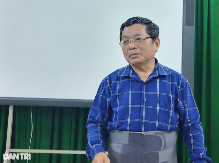 Thầy Lê Công Minh - Hiệu trưởng Trường Tiểu học Chương Dương (Ảnh: Huyên Nguyễn).