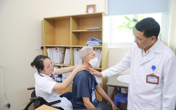 Tin vui của nữ bác sĩ bị kính quán cà phê rơi đè lên người: Chính thức đi làm trở lại Ảnh 2