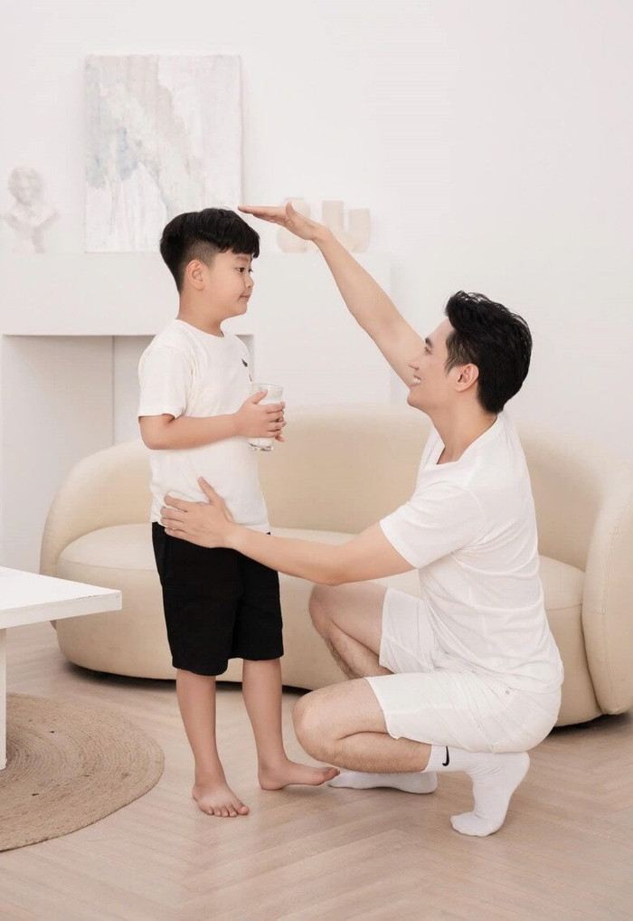 Con trai Việt Anh mới 7 tuổi mà đã ra dáng nam thần.
