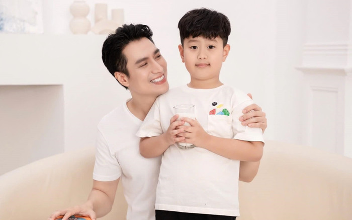 Con trai Việt Anh mới 7 tuổi đã biết kiếm tiền, ngoại hình thế nào mà được khen điển trai hơn bố? Ảnh 2