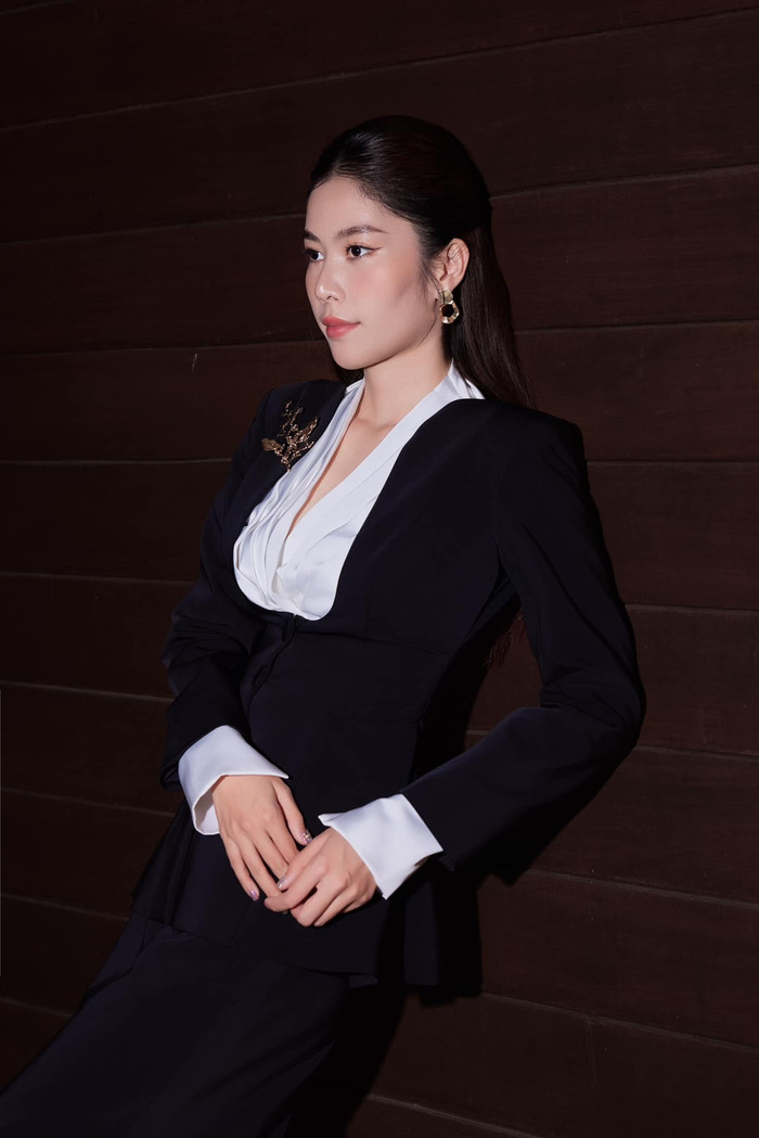 Trải qua nhiều biến cố từ đầu năm nay, Nam Em có phong độ nhan sắc thất thường. Tuy vậy, đến hiện tại, Hoa khôi Đồng bằng Sông Cửu Long 2015 đang dần lấy lại sự tươi tắn, xinh đẹp. Một số khán giả cho rằng cô nàng nên tăng cân để trông có sức sống hơn. 