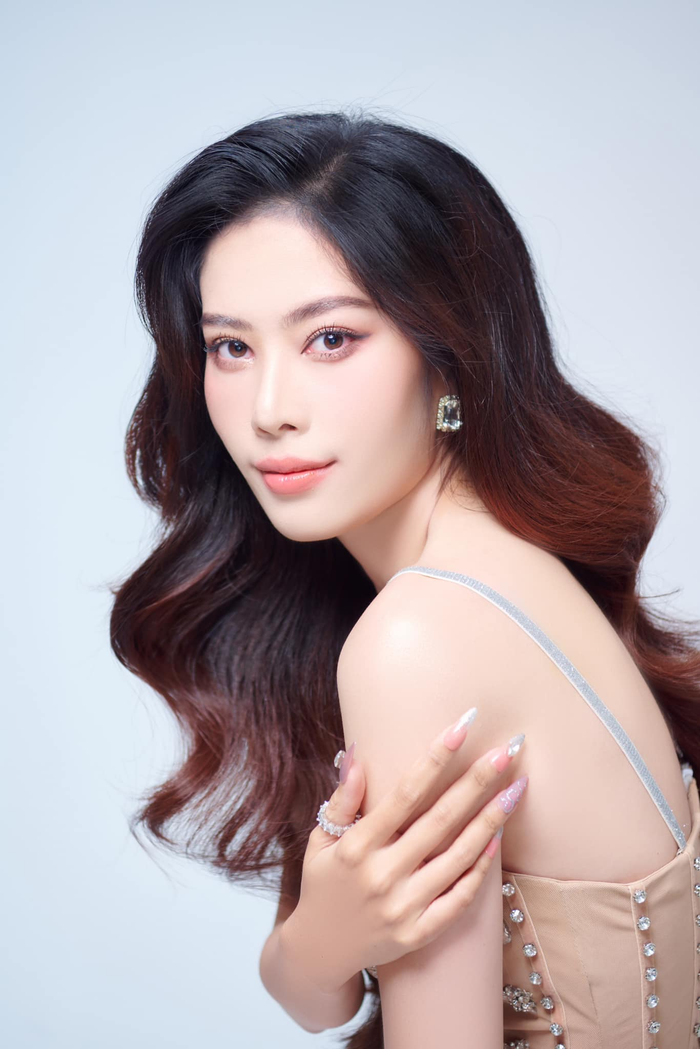 Theo chị gái Nam Em chia sẻ, Bùi Hữu Cường là người ở bên cạnh chăm sóc cho Nam Em và giúp cô vượt qua mọi hoạn nạn. Anh chàng còn đứng ra chịu gánh nợ thay cho chân dài sinh năm 1996. Điều này giúp cho Nam Em cảm thấy hạnh phúc và yêu đời trở lại. Tuy nhiên, trong thời gian vướng thị phi, sự nghiệp của Nam Em có phần lao dốc không phanh. 