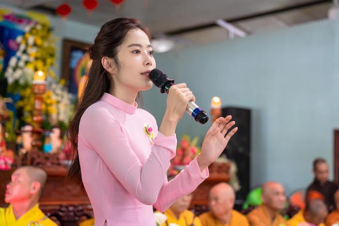 Vừa qua, Nam Em thông báo đã quay lại với bạn trai Bùi Hữu Cường sau khi tuyên bố chia tay. Cả hai còn vui vẻ trò chuyện cùng nhau trên livestream. Trong khi trước đó, người đẹp còn bị anh chàng này đòi nợ 1,1, tỷ đồng. 