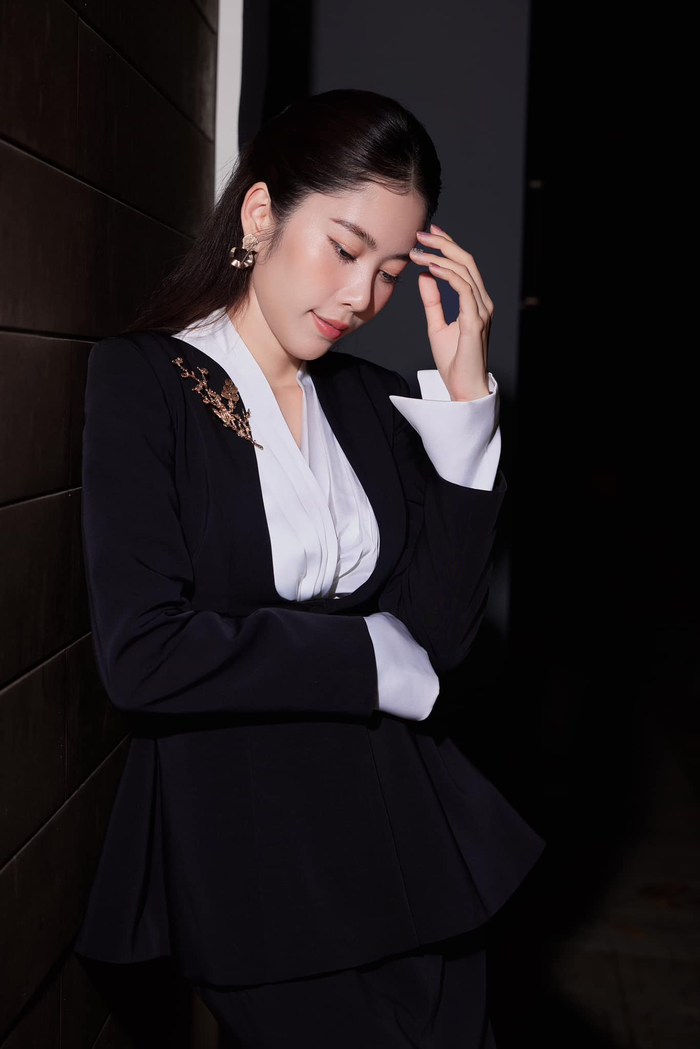 Người đẹp được khen ngợi giống 'nữ tổng tài' với bộ suit đen thanh lịch được đính thêm cài áo hình lá cây trên vai. 