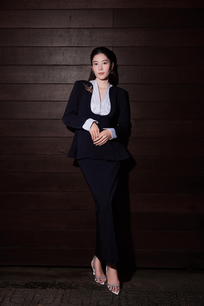 Để hoàn thiện layout, Nam Em phối thêm giày cao gót hở mũi màu trắng đính đá lấp lánh. Người đẹp buộc tóc nửa đầu ra dáng thiếu nữ trưởng thành, thành đạt. 