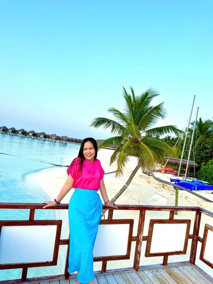 Mẹ ruột Lan Ngọc có phong cách ăn mặc trẻ trung, sành điệu.