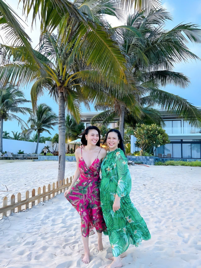 Lan Ngọc thừa hưởng nhiều nét đẹp của mẹ, nhất là nụ cười toả nắng.