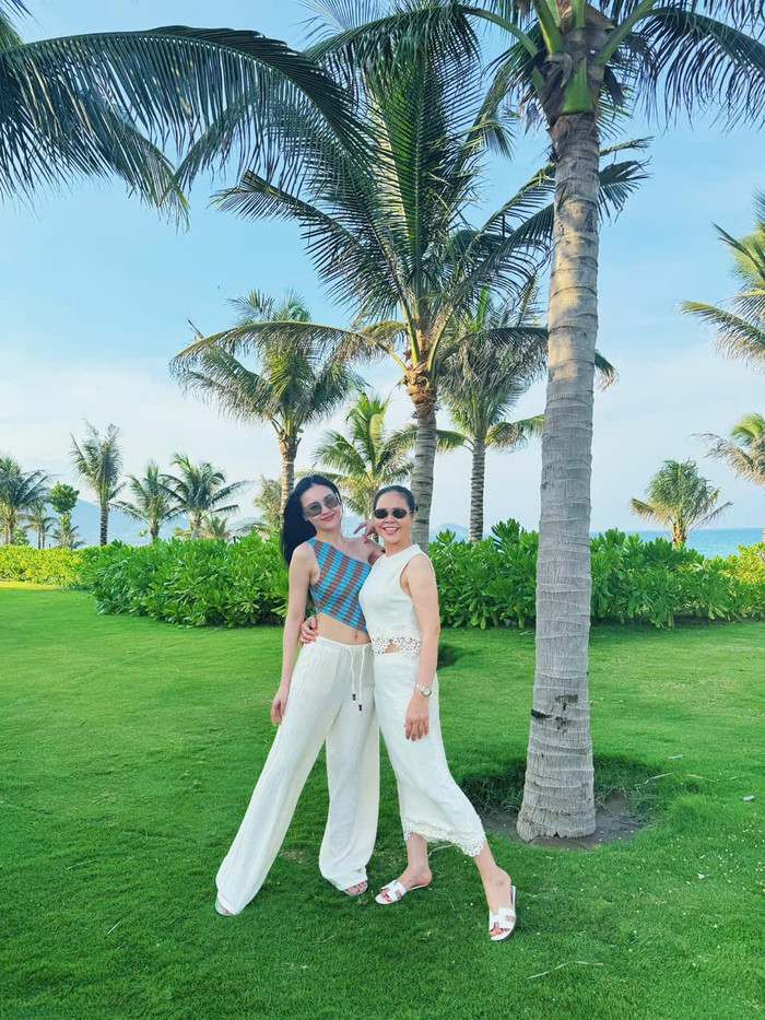 Lan Ngọc đọ sắc bên mẹ ruột.