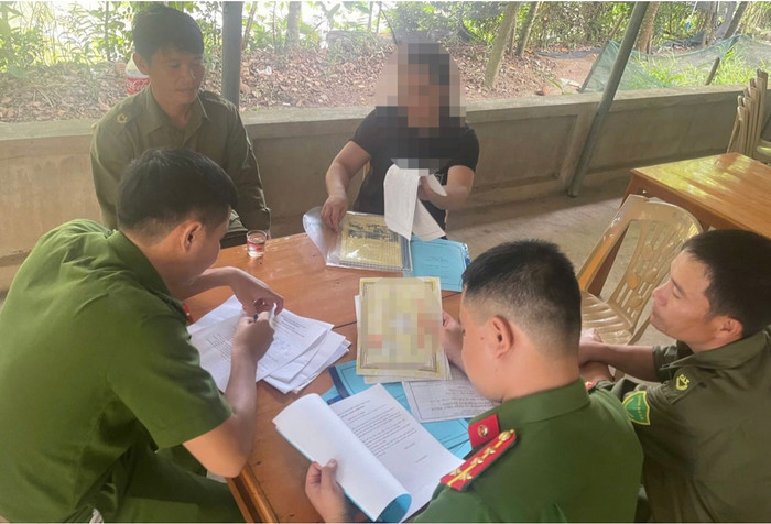 Công an thu thập hồ sơ, chứng cứ phạm tội lừa đảo của Q. (Ảnh: Công an cung cấp).