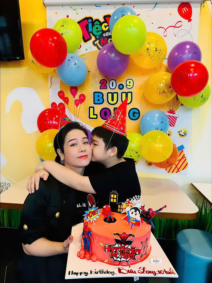 Nhật Kim Anh cùng quý tử đầu lòng.