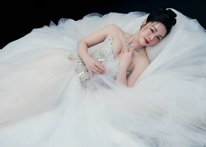 Nhật Kim Anh diện váy cưới xinh đẹp.