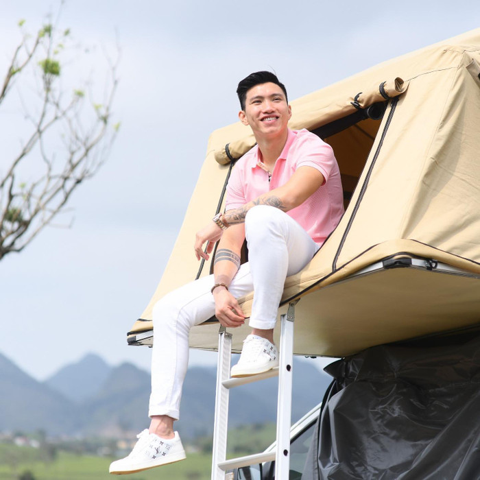 Đoàn Văn Hậu sở hữu mẫu giày sneaker mang tông màu trắng chủ đạo đến từ 'nhà mốt' xa xỉ tại Pháp có Lisa (BLACKPINK) là đại sứ toàn cầu. Món phụ kiện này còn được tạo điểm nhấn bằng hoạ tiết monogram theo tông màu xanh biển và được bán với mức giá 31 triệu đồng (khoảng 1260 USD).