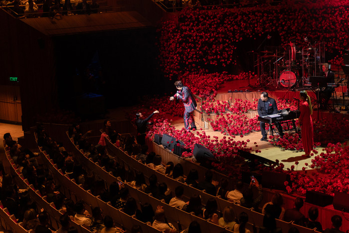 Hà Anh Tuấn mang 60.000 bông hoa hồng từ Việt Nam đến Sydney.