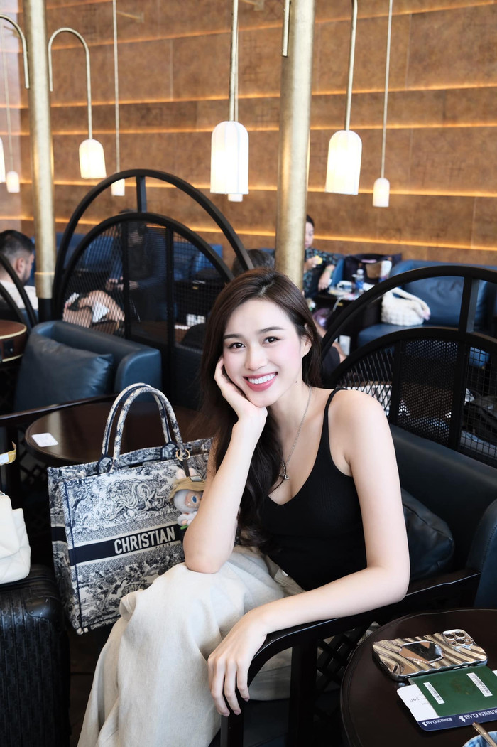 Trong chuyến thăm Singapore hồi tháng 8, người đẹp thỏa thích checkin tại phòng chờ hạng thương gia bên cạnh dàn đồ hiệu đắt đỏ. Đỗ Thị Hà xách tay mẫu Dior book tote cỡ lớn (42 x 35 x 18,5 cm) phiên bản Ecru and Blue Toile de Jouy Embroidery có giá 89 triệu đồng kèm chiếc túi đeo vai lông cừu của Chanel (khoảng 180 triệu đồng).