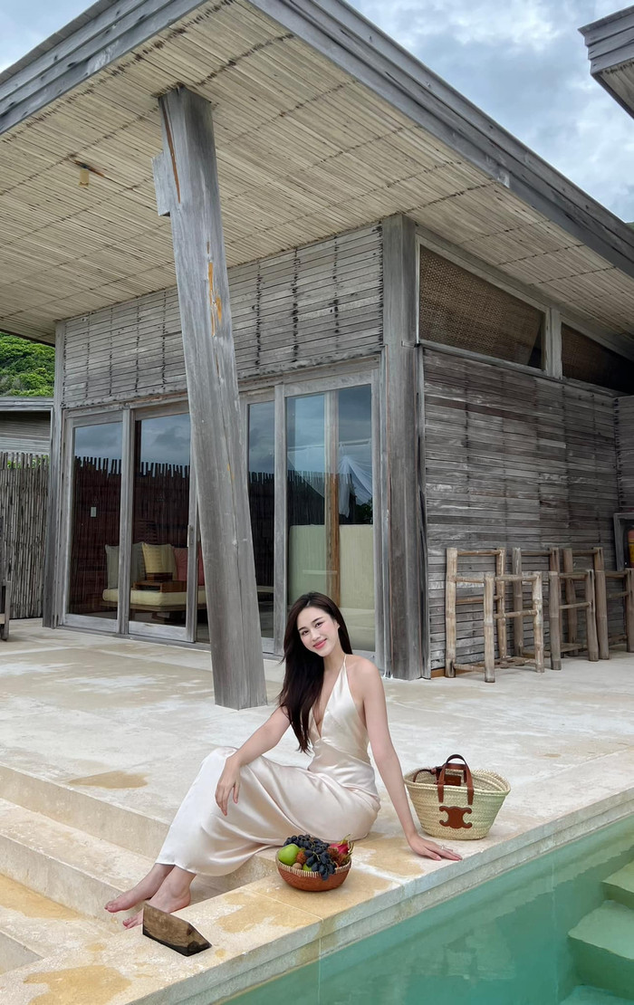 Cuộc sống của Hoa hậu Đỗ Thị Hà thời gian qua được nhiều người nhận xét ngày càng sang chảnh. Mỗi lần xuống phố, nàng hậu đều đầu tư hẳn hoi cho phần phụ kiện, giúp tổng thể tạo hình luôn nổi bật.  