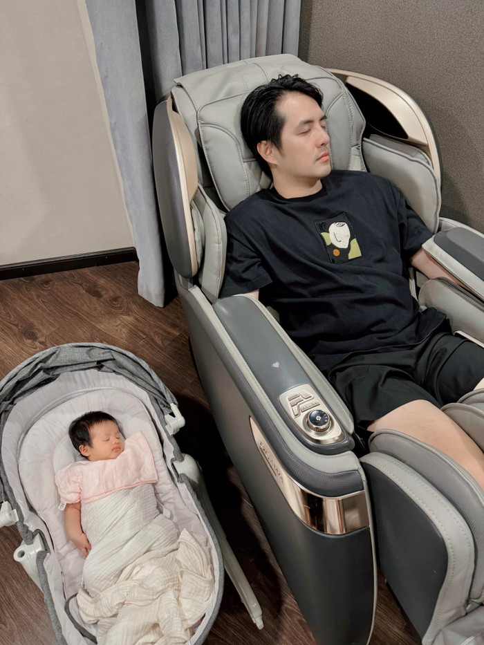 Ông Cao Thắng luôn trông con gái út không rời. Ảnh: FBNV