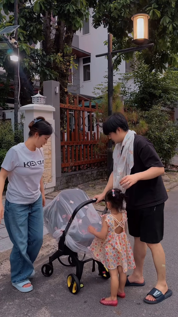 Vợ chồng Đông Nhi đưa các con đi dạo. Ảnh: Chụp màn hình
