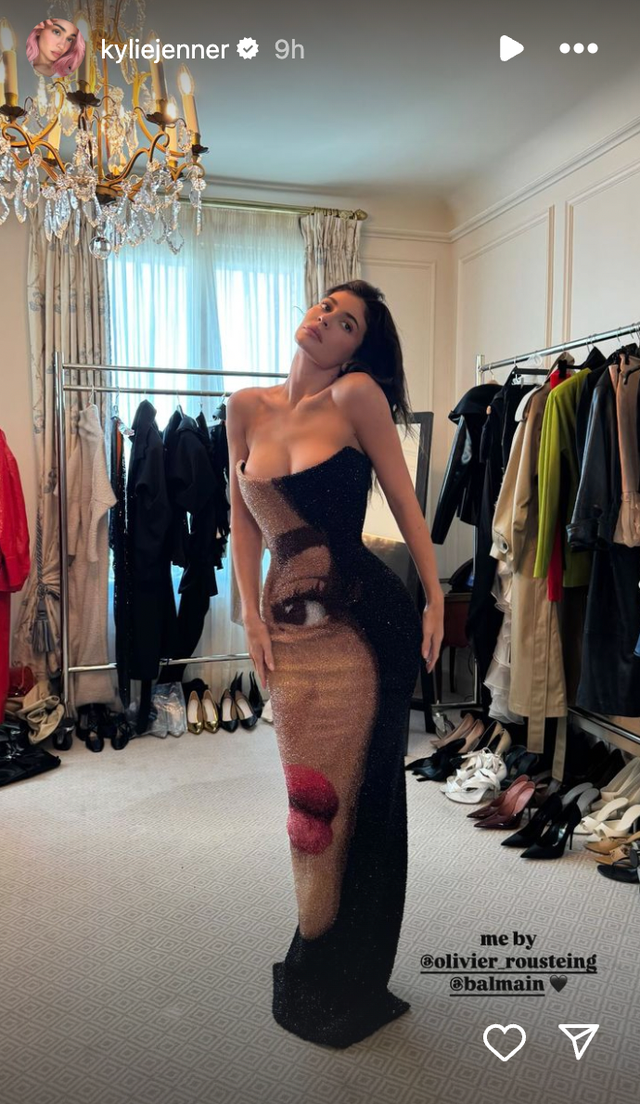 Balmain thiết kế riêng váy riêng có hình Kylie Jenner, khẳng định mối quan hệ tốt đẹp và đặc quyền của nhãn hàng dành cho người đẹp. 