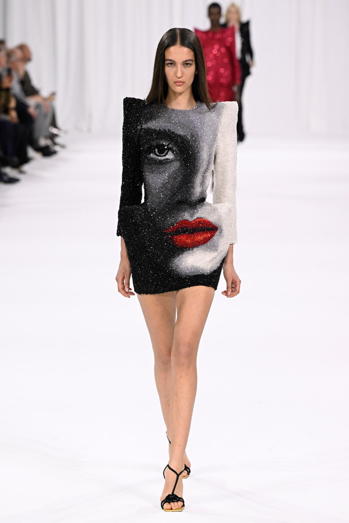 Thiết kế vừa được lên sàn của Balmain được may do theo số đo cá nhân của Kylie. 