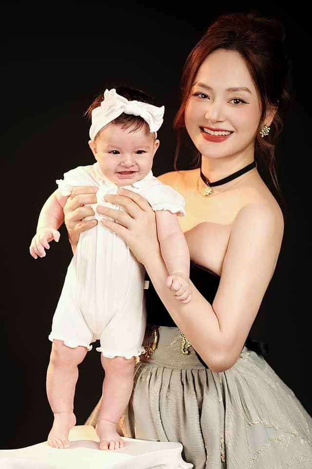 Trộm vía, nhóc tỳ thứ 2 nhà Lan Phương cứng cáp, bụ bẫm.