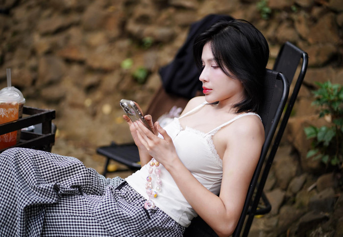 Trên mạng xã hội, Khả Như rất chăm diện đồ hở bạo, cắt xẻ khoe trọn đường cong nóng bỏng.