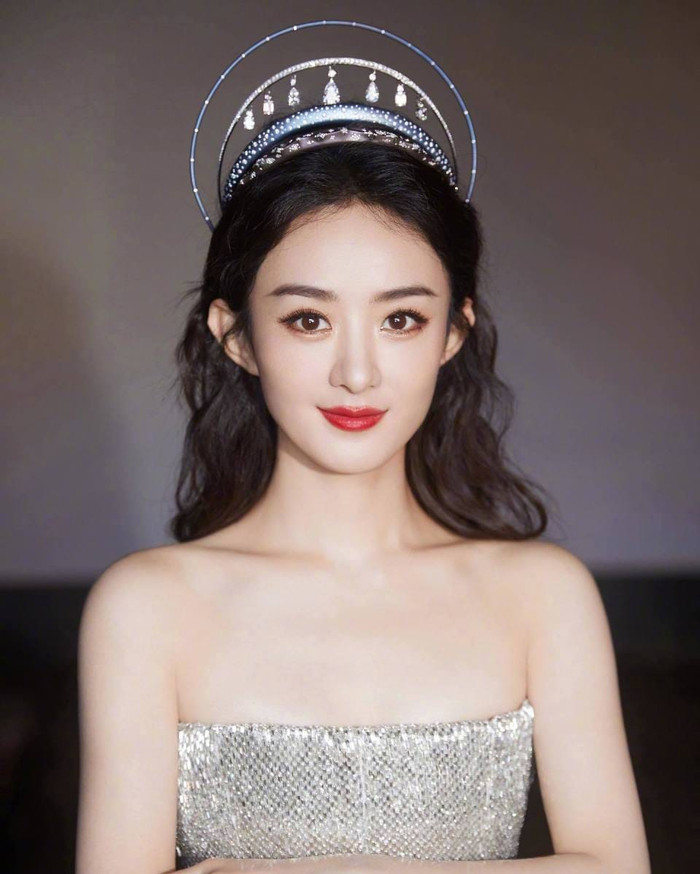 Trước tin Phùng Thiệu Phong kết hôn lần hai, Triệu Lệ Dĩnh tỏ ra không mấy quan tâm và tập trung hoàn toàn cho sự nghiệp. 