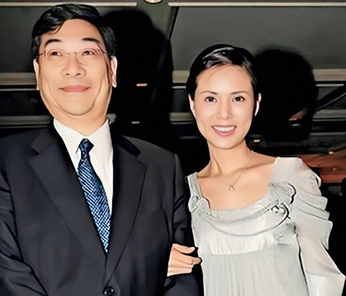 Không những thế, Lý Nhược Đồng còn thay bạn trai trả khoản nợ 350 tỷ.