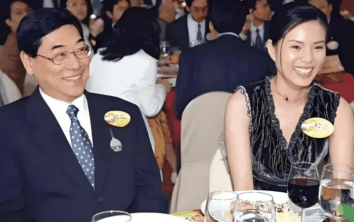 Suốt những năm bên nhau, Quách Ứng Tuyền chưa bao giờ công khai cho Lý Nhược Đồng danh phận.