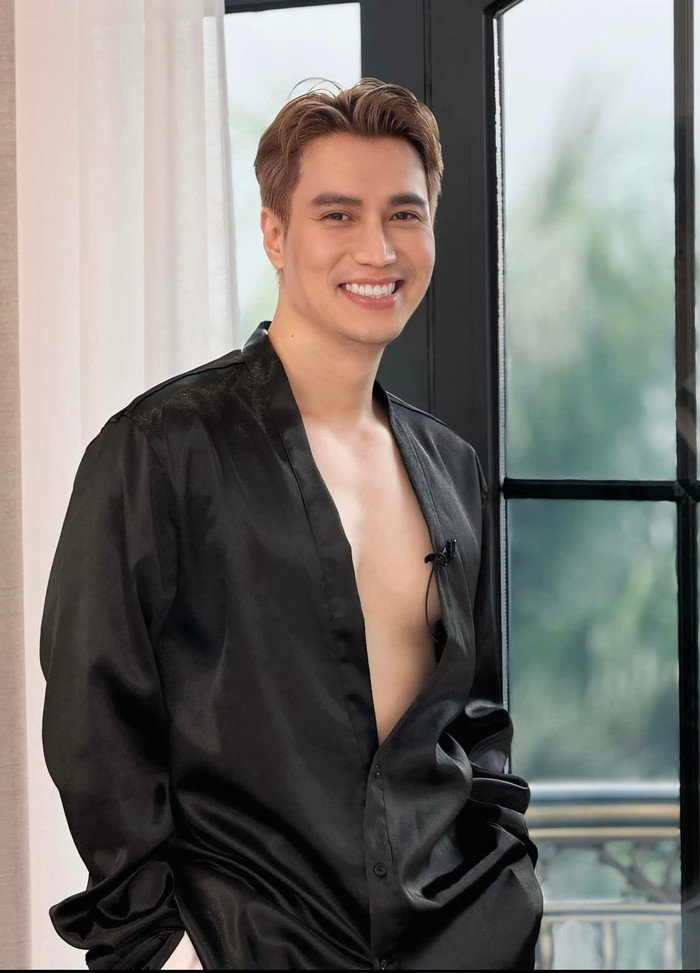 Từng có tuổi thơ cơ cực, Việt Anh nay giàu có, danh tiếng nổi như cồn trong giới giải trí ở tuổi U50. 