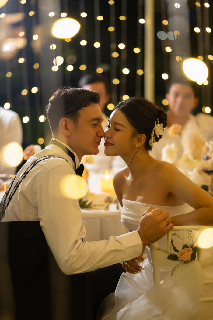 Đặng Văn Lâm luôn âm thầm quan tâm, chăm sóc bà xã. Ảnh: FBNV 