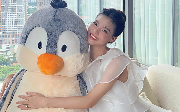 Á hậu Kiều Loan đeo nhẫn đính hôn sau khi lộ ảnh 'đi khám thai'? Ảnh 2