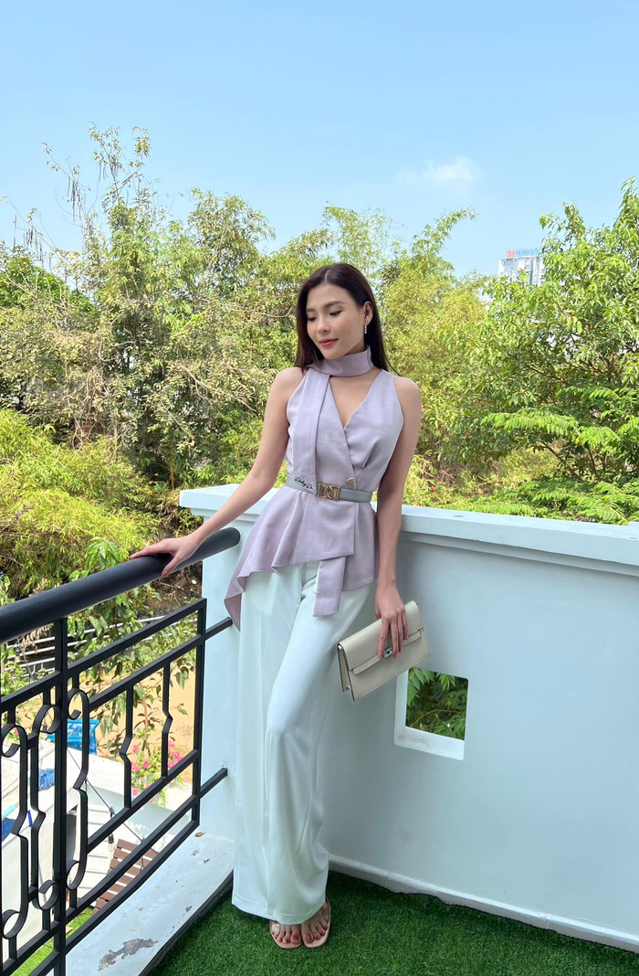 Thúy Diễm luôn biết cách kết hợp các item thời trang để làm nổi bật cá tính, sự phóng khoáng nhưng không kém phần duyên dáng và nữ tính.