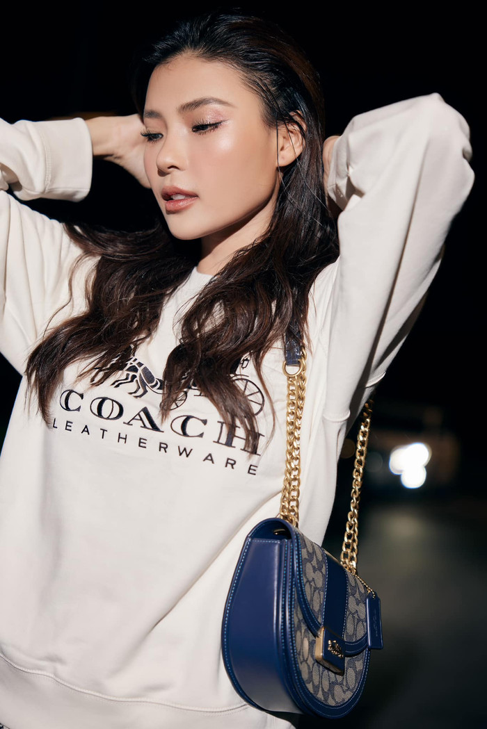 Ở phong cách đời thường, Thúy Diễm cũng không kém phần ấn tượng. Cô thường xuất hiện trong những bộ trang phục 'street style' trẻ trung, năng động nhưng vẫn giữ được vẻ ngọt ngào và quyến rũ. 