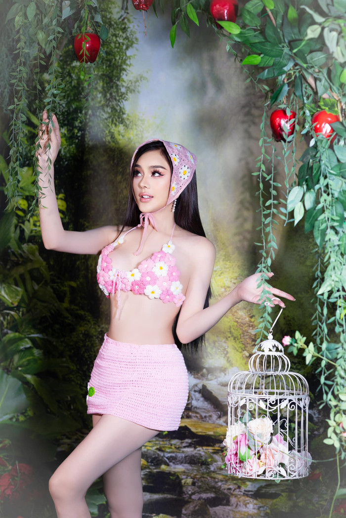 Lâm Khánh Chi là một trong số những mỹ nhân Vbiz khá chịu khó trong việc 'lăng xê' bikini dây mảnh trong mùa hè 2024 này. Những item này của cô gây ấn tượng với sự đa dạng về màu sắc lẫn hoạ tiết. Trong một bộ hình chụp với khung cảnh thiên nhiên, Lâm Khánh Chi diện mẫu bikini dây mảnh được đính dày đặc hoạ tiết hoa, mang tông màu hồng pastel chủ đạo toát lên sự ngọt ngào nhưng không kém phần quyến rũ. Giọng ca Sầu thiên thu phối cùng chân váy đan len đồng màu cùng khăn đội đầu bandana mang hoạ tiết hoa nhí.