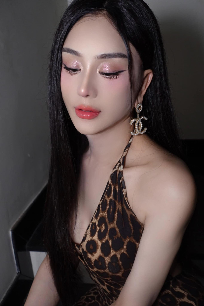 Ngoài những mẫu bikini dây mảnh đơn sắc, Lâm Khánh Chi còn mê mẫn thiết kế mang hoạ tiết da beo. Item này giúp Lâm Khánh Chi toát lên tinh thần phóng khoáng, quyến rũ và không kém sự cá tính.